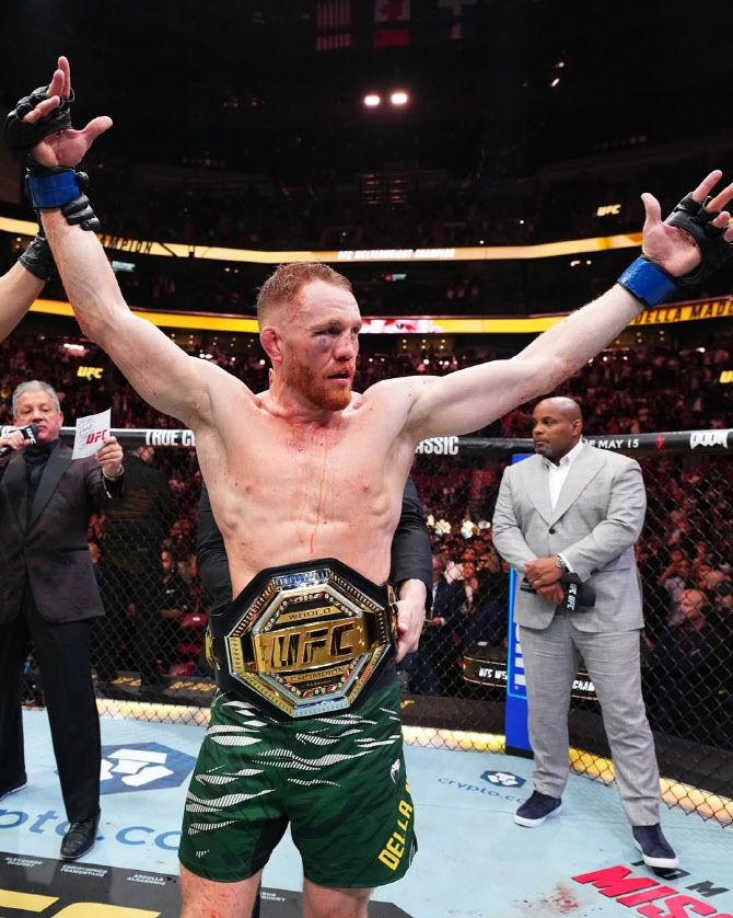 벨랄 무하마드를 꺾고 새로운 UFC 웰터급 챔피언에 오른 잭 델라 마달레나. 사진=UFC