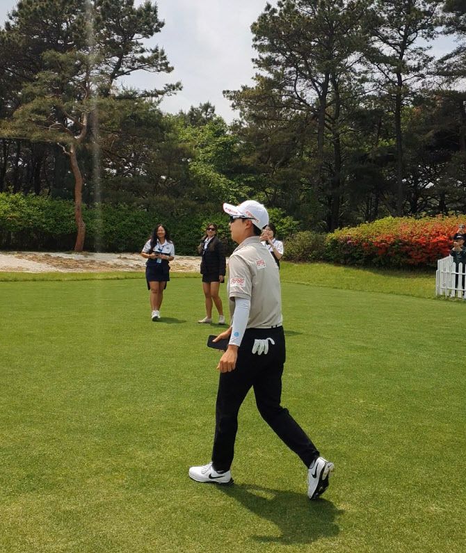 1번홀 등장하는 김효주.