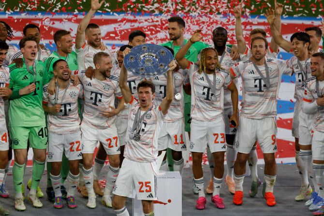 토마스 뮐러(중앙)가 우승 트로피를 들어 올리고 있다. 사진=AFPBB NEWS
