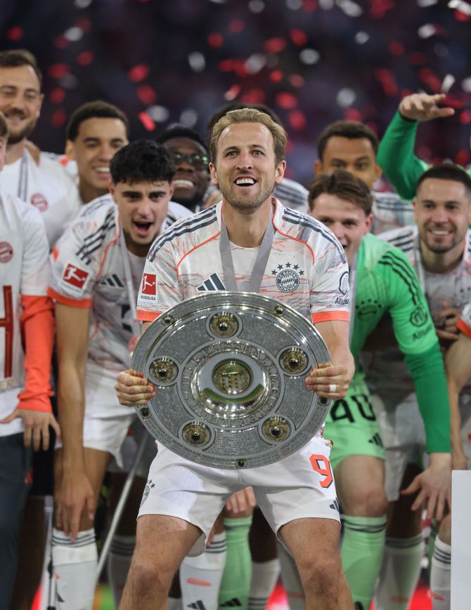 해리 케인이 프로 첫 우승 트로피를 들어 올리고 있다. 사진=AFPBB NEWS