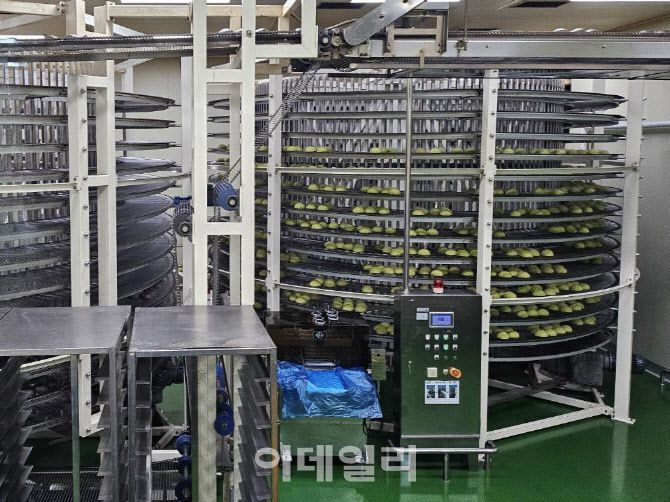 오븐에서 구워진 빵이 나선형으로 돌며 냉각되고 있는 모습. (사진=김경은 기자)