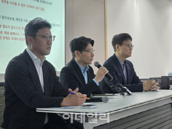 김희섭 PR센터장을 비롯해 임봉호 MNO 사업부장, 류정환 네트워크인프라센터장이 일일브리핑을 하고 있다(사진=이데일리DB)