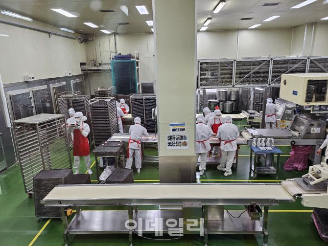 8일 경기 안성시 푸드코아 공장에서 작업자들이 빵 반죽 둥굴리기 작업을 하고 있다. (사진=김경은 기자)