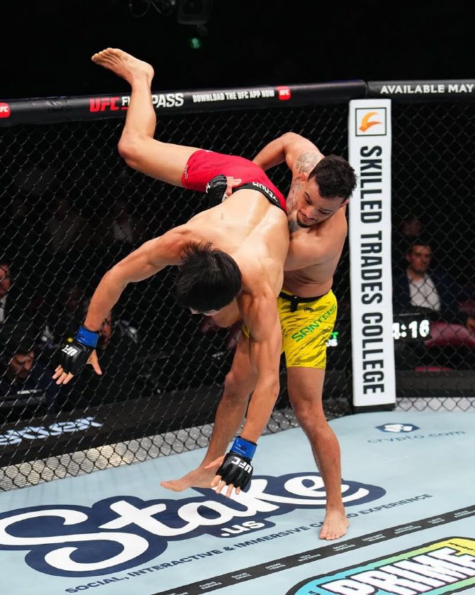 이정영이 다니엘 산토스와 경기에서 테이크다운을 허용하고 있다. 사진=UFC