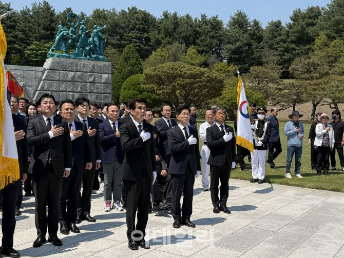 김문수 국민의힘 대선 후보가 국립현충원에서 태극기를 향해 국민의례를 하고 있다. (사진 = 이데일리 김한영 기자)