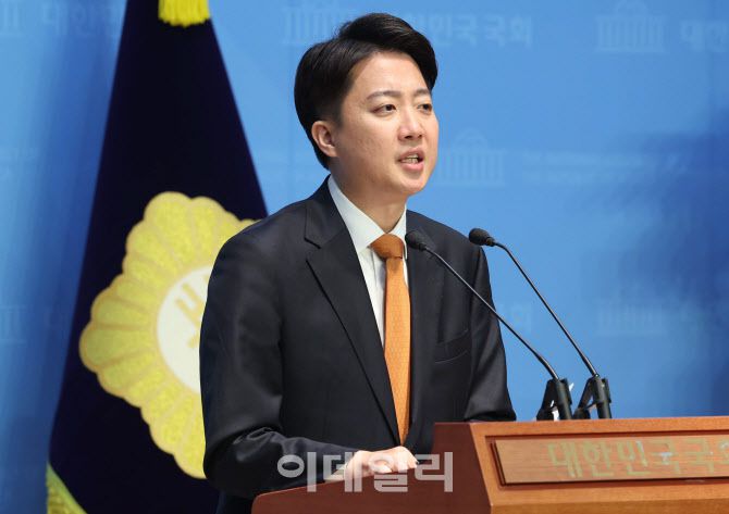 [이데일리 노진환 기자] 이준석 개혁신당 대선 후보가 12일 오전 서울 여의도 국회 소통관에서 정치 현안 관련 기자회견을 하고 있다.