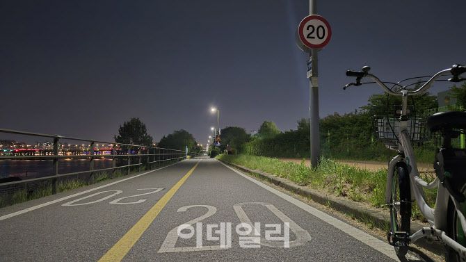 지난 6일 오후 서울 서초구 잠원한강공원 내 자전거도로 곳곳에 권장속도로 시속 20㎞가 안내돼 있다. (사진=정윤지 기자)