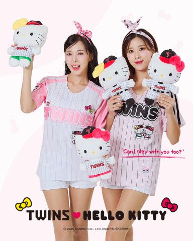 헬로키티 유니폼을 입고 인형을 들고 있는 LG트윈스 치어리더. 사진=LG트윈스