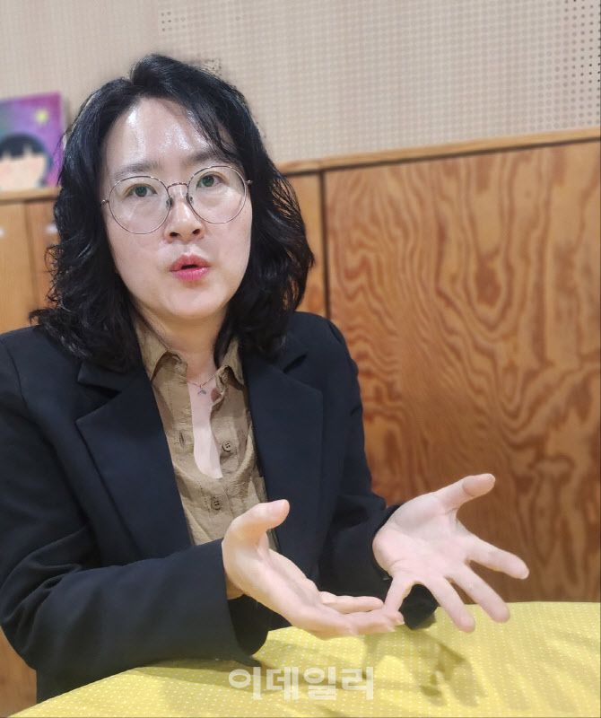 경기 수원의 성매매피해 자활지원센터 모모이의 마소현 센터장이 2021년 수원역 성매매집결지 폐쇄 이전 상황에 대해 설명하고 있다. (사진=이지현 기자)