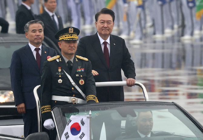 [사진공동취재단] 윤석열 대통령이 2023년 9월 26일 오전 경기도 성남시 서울공항에서 열린 건군 제75주년 국군의 날 기념식에서 차량에 올라 부대를 사열하고 있다.