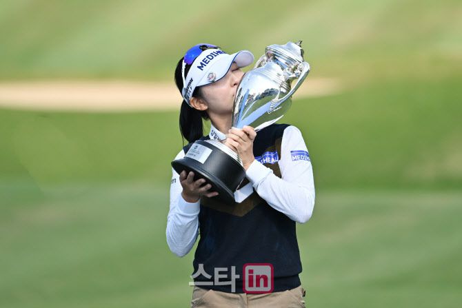 이예원이 우승트로피에 입을 맞추고 있다. (사진=브리지스톤골프)