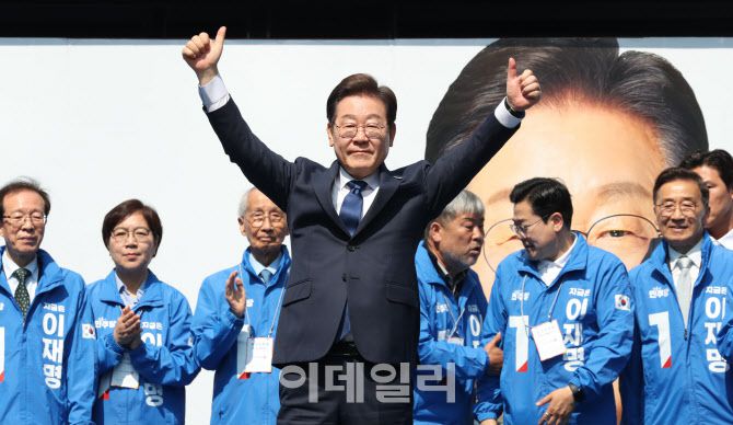 이재명 더불어민주당 대선 후보가 6·3 대통령선거 공식 선거운동 첫날인 12일 서울 광화문 청계광장에서 열린 출정식 및 첫 유세에서 두 손을 번쩍 들고 있다.(사진=방인권기자)
