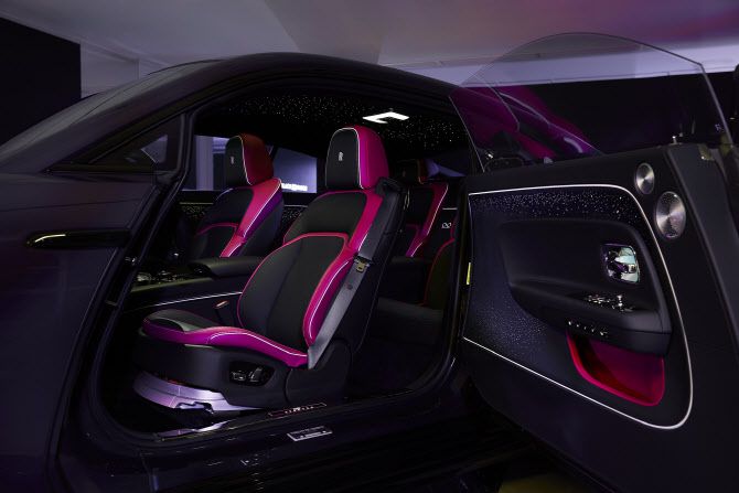 롤스로이스 ‘블랙 배지 스펙터’ 실내. (사진=롤스로이스모터카)