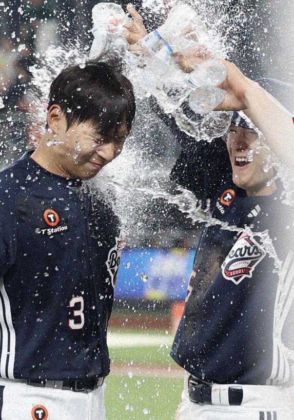 연장전 결승타를 때린 두산 임종성이 동료들에게 물세례를 받고 있다. 사진=두산베어스