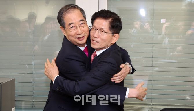 [이데일리 방인권 기자] 김문수 국민의힘 대선후보와 한덕수 전 국무총리가 11일 서울 여의도 국민의힘 대선후보 사무실에서 회동에 앞서  포옹을 하고 있다.