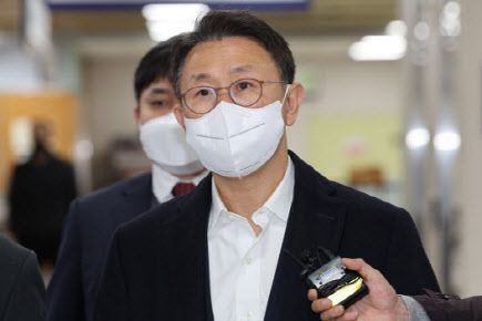 뇌물수수 혐의로 고위공직자범죄수사처(공수처)가 출범 후 처음 기소한 김형준 전 부장검사가 2022년 11월 9일 서울 서초구 중앙지법에서 열린 1심 선고에 출석하고 있다.(사진=연합뉴스)