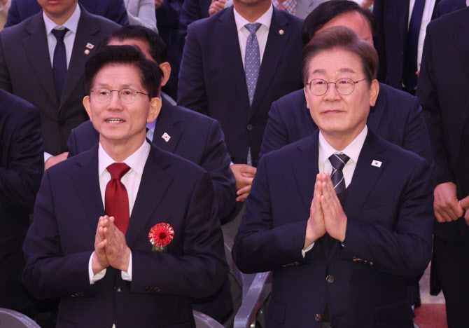 더불어민주당 이재명 대선 후보(오른쪽)와 국민의힘 김문수 대선 후보가 지난 5일 서울 종로구 조계사에서 열린 불기 2569년 부처님오신날 봉축법요식에서 합장하고 있다.(사진=연합뉴스)