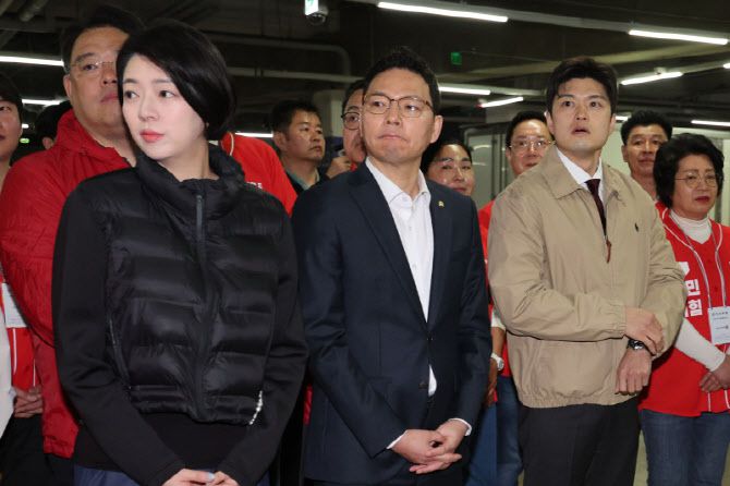 제21대 대통령선거 공식 선거운동 첫날인 12일 오전 국민의힘 비상대책위원장으로 내정된 김용태 의원과 박정훈, 배현진 의원이 서울 송파구 가락시장에서 김문수 대선 후보를 만나기 전 대기하고 있다. (사진=뉴시스)