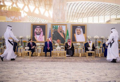 도널드 트럼프 미국 대통령과 무함마드 빈 살만 사우디 왕세자가 13일(현지시간) 회담을 하고 있다. (사진=사우디 왕실제공)