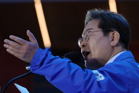 더불어민주당 이재명 대선 후보가 13일 울산광역시 롯데백화점 울산점 광장에서 지지를 호소하고 있다. (사진=연합뉴스)