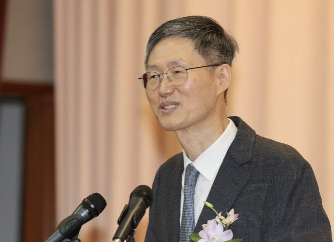 18일 서울 종로구 헌법재판소에서 열린 퇴임식에서 퇴임사를 하고 있는 문형배 전 헌법재판소 권한대행. (사진=연합뉴스)