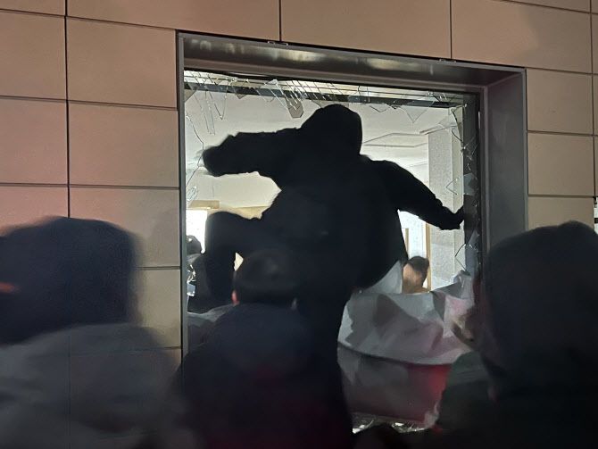 지난 1월 19일 새벽 윤석열 전 대통령에 대한 구속영장이 발부되자 서울 서부지법에 지지자들이 진입해 난동을 부리고 있다. (사진=뉴스1)