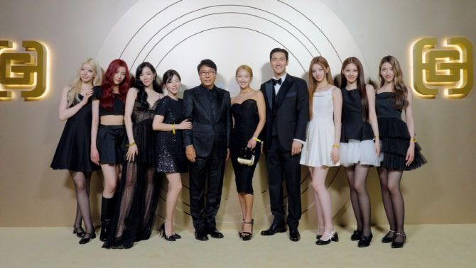 이수만 키 프로듀서와 A2O 메이, 티파니, 써니, 효연, 최시원(사진=A20엔터테인먼트)