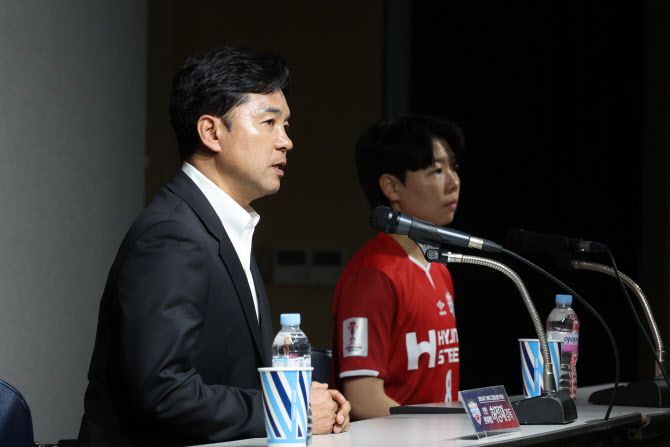 여자축구 인천 현대제철 허정재 감독이 15일 서울 종로구 축구회관에서 열린 2025 아시아축구연맹(AFC) 여자 챔피언스리그(ACL) 준결승 출정 기자회견에서 출사표를 던지고 있다. 오른쪽은 주장 장창 선수. 사진=연합뉴스