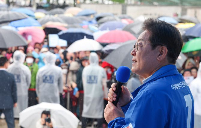 이재명 더불어민주당 대선 후보가 15일 전남 여수시 이순신광장에서 열린 집중유세에서 지지를 호소하고 있다. (사진=연합뉴스)