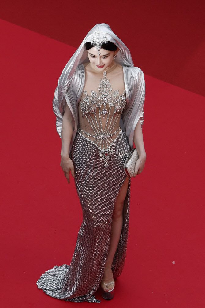 14일(한국시간) 제78회 칸영화제 개막식 레드카펫 행사에 참석한 중국 배우 자오잉쯔. (사진=로이터)