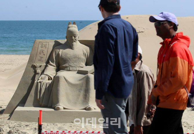 지난달 21일 오후 부산 해운대해수욕장에서 세종대왕 모습을 한 모래조각 작품이 모습을 드러내고 있다. (사진=뉴스1)
