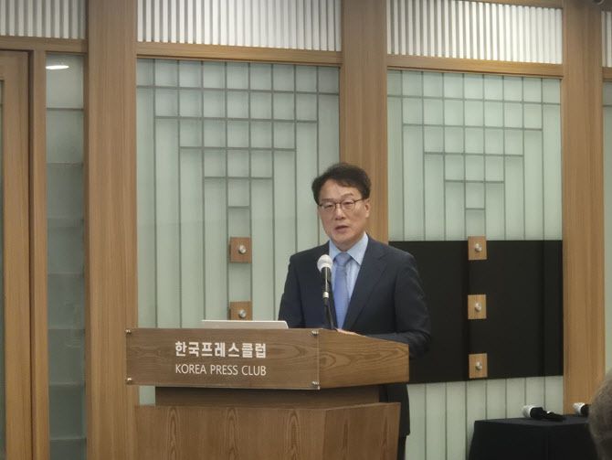 유홍식 한국언론학회 미디어 정책 특별위원장이 15일 서울 중구 프레스센터에서 열린 ‘미디어 3학회’ 특별 정책세미나에서 발제 발표를 하고 있다.(사진=임유경 기자)