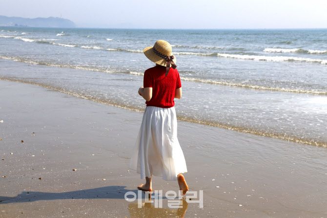 해변 맨발걷기(어싱)을 체험하는 여행객 (사진=한국관광공사)