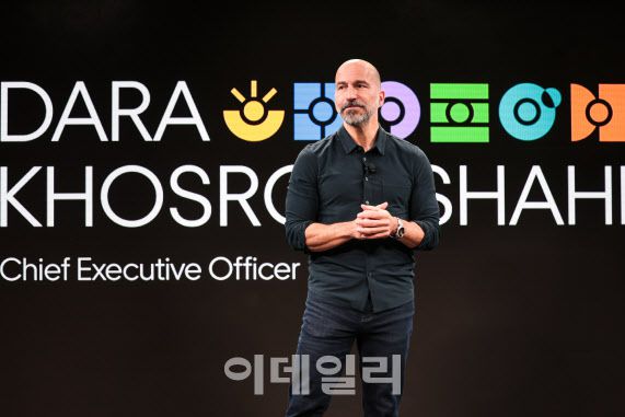 14일(현지 시각) 미국 뉴욕 맨해튼 오큘러스(Oculus)에서 열린 우버 연례 행사 ‘고겟(Go-Get) 2025’에서 다라 코스로샤히 우버 최고경영자(CEO)가 인사말을 하고 있다.(사진=우버)