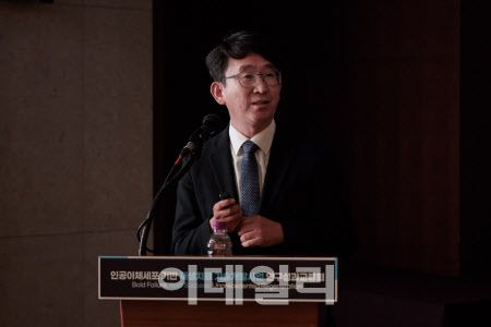 차혁진 서울대학교 약학대학 교수는 16일 서울 서초구 엘타워에서 열린 인공아체세포 기반 재생치료 기술개발사업 연구성과 교류회에서 ‘생체 내 리프로그래밍을 통한 장기 특이적 인공아체세포의 발견’에 대해 발표했다. (사진=ABC 사업단)
