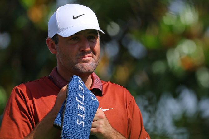 스코티 셰플러가 16일(한국시간) 미국 노스캐롤라이나주 샬럿의 퀘일할로 클럽에서 열린 PGA 챔피언십 1라운드 16번홀에서 경기를 끝낸 뒤 땀을 닦고 있다. (사진=AFPBBNews)