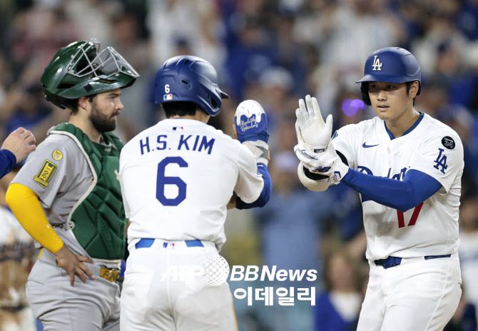 오타니 쇼헤이가 홈런을 친 뒤 먼저 득점을 올린 김혜성과 하이파이브를 나누고 있다. 사진=AFPBBNews