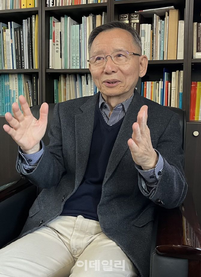 이원덕 노사공포럼 상임대표가 지난 7일 서울 강남구 노사공포럼 집무실에서 이데일리와 인터뷰를 하고 있다.(사진=서대웅 기자)