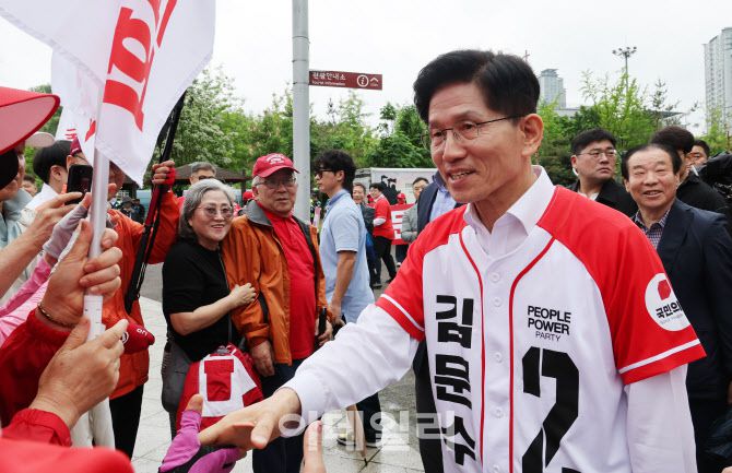 [이데일리 이영훈 기자] 김문수 국민의힘 대통령 후보가 16일 오전 경기도 동탄시 센트럴파크에서 시민들과 악수를 하고 있다.