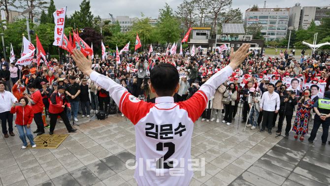 [이데일리 이영훈 기자] 김문수 국민의힘 대선 후보가 16일 경기 화성시 동탄센트럴파크에서 열린 집중 유세에서 무대에 올라 지지를 호소하고 있다.