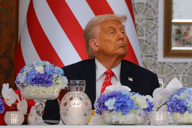 도널드 트럼프 미국 대통령이 15일(현지시간) 카타르 도하에서 열린 비즈니스 조찬 모임에 참석하고 있다. (사진=로이터)