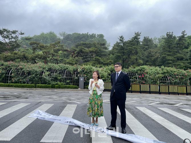하희봉 로피드법률사무소 변호사는 16일 서울 서초구 서울중앙지법 앞에서 SK텔레콤 유심 해킹 사건 손해배상 청구 소장을 제출한다고 밝혔다. 사진은 피해자 김영희 씨가 발언하고 있는 모습.(사진=최오현 기자)