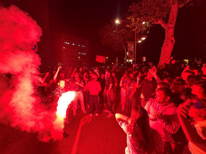 바르셀로나 팬들이 우승을 확정한 뒤 기뻐하고 있다. 사진=AFPBB NEWS