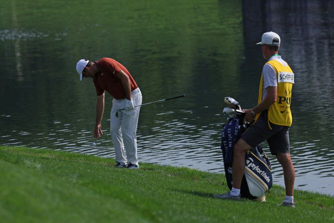 스코티 셰플러가 16번홀에서 공을 페널티 구역에 빠뜨린 뒤 드롭 지점을 정하고 있다. (사진=AFPBBNews)