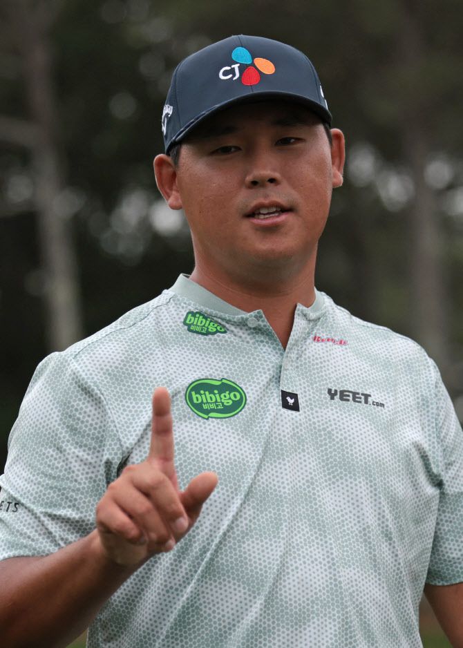 김시우가 PGA 챔피언십 2라운드 6번홀에서 홀인원에 성공한 뒤 손으로 숫자 ‘1’을 표시하고 있다. (사진=AFPBBNews)