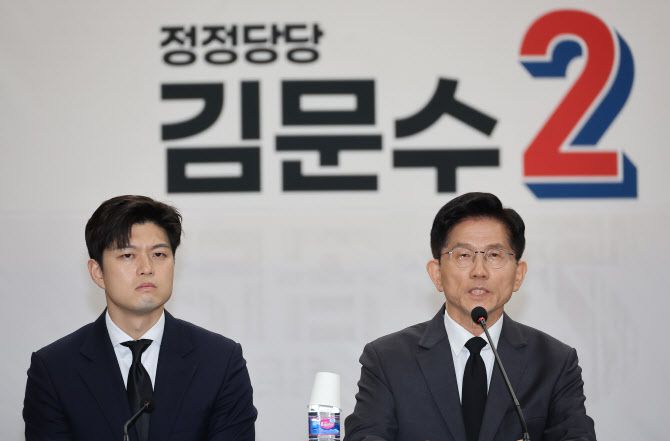 국민의힘 김문수 대선 후보가 17일 광주 서구 김대중컨벤션센터에서 열린 현장 선거대책위원회 회의에서 발언하고 있다.(사진 = 연합뉴스)