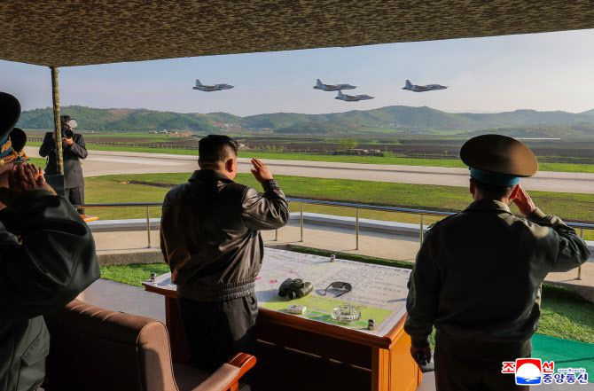 김정은 북한 국무위원장이 지난 15일 제1공군사단 관하 비행연대를 방문해 공군 반항공(방공)전투 및 공습 훈련을 지도했다고 조선중앙통신이 17일 보도했다. (사진=연합뉴스)