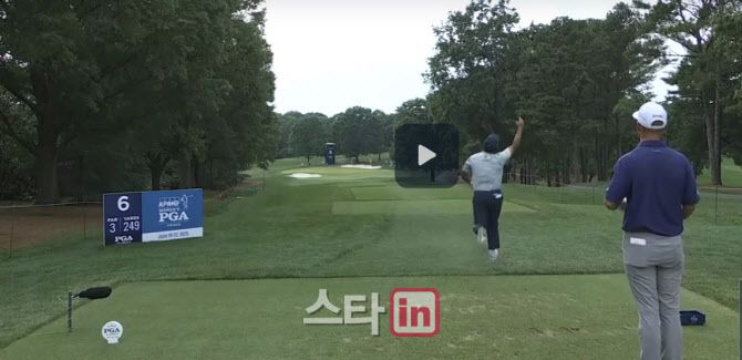 김시우가 PGA 챔피언십 2라운드 6번홀에서 홀인원을 기록한 뒤 펄쩍 뛰며 기뻐하고 있다. (사진=PGA챔피언십 홈페이지)