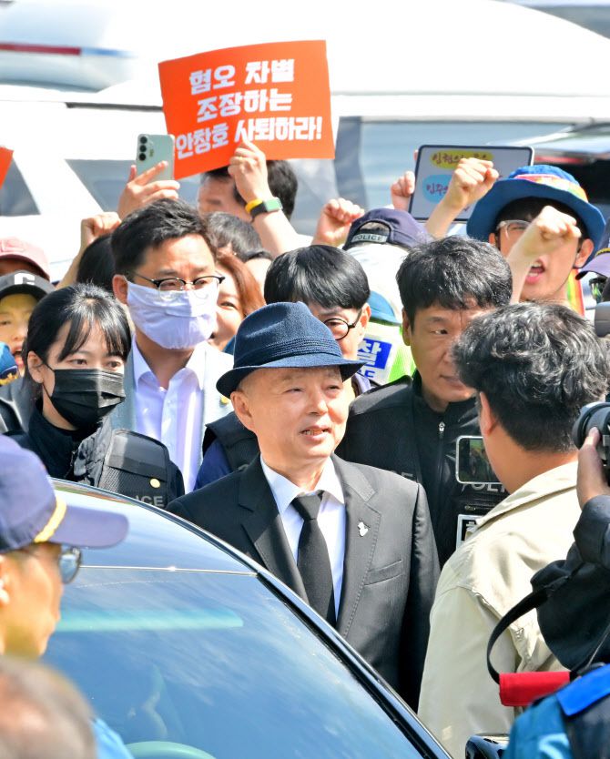 제45주년 5·18 민주화운동 기념식이 열린 18일 오전 광주 북구 운정동 국립 5·18 민주묘지 민주의문 앞에서 안창호 국가인권위원장이 시민들의 항의를 받고 있다. 안 위원장은 시민 반발에 가로막혀 기념식장에 입장하지 못하고 되돌아갔다.(사진=연합뉴스 제공)