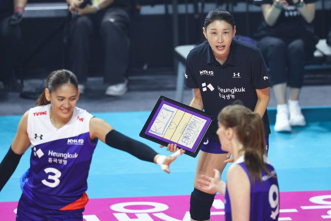 현역생활을 마감한 ‘배구 여제’ 김연경이 18일 인천 삼산월드체육관에서 열린 여자배구 세계올스타전 ‘KYK 인비테이셔널 2025’에서 스타 팀 감독으로 나서 ‘ENJOY’라고 적힌 전술판을 들고 경기를 지켜보고 있다. 사진=연합뉴스